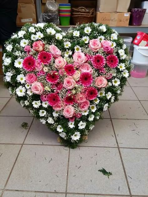 Heart Dekoratívne Vence, Casket Flowers, Sympathy Arrangements, Grave Flowers, Large Flower Arrangements, Church Flower Arrangements, Memorial Flowers, Modern Flower Arrangements, Wreath Wedding