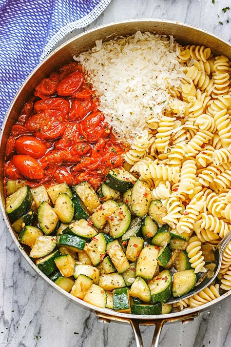 Healthy Tomato Zucchini Pasta - #tomato #zucchini #pasta #recipe #eatwell101 - Healthy Tomato Zucchini Pasta is the perfect quick and easy weeknight meal. Filled with fresh vegetables this vegetarian pasta recipe is sure to be a hit with the whole family. Ready in under 30 minutes! - #recipe by #eatwell101® Zucchini Pasta Recipe, Vegetarian Pasta Recipe, Pasta Tomato, Vegetarian Pasta Recipes, One Pot Dinners, Zucchini Pasta, Vegetarian Pasta, Think Food, Health Dinner Recipes