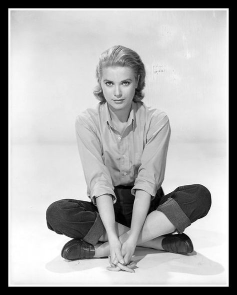 Grace Kelly, photo by Bud Fraker for "Rear Window", 1954 | Flickr Grace Kelly Style, Sitting Cross Legged, Monaco Royals, Princess Grace Kelly, Lauren Bacall, Romy Schneider, Classic Actresses, Actrices Hollywood, Princess Grace