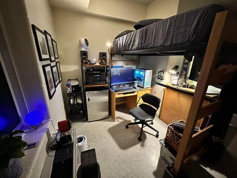 Guys dorm room College Dorms For Guys, College Dorm Room Ideas Guys, Dorm Room Male, Men’s Dorm Room, Dorm Decor For Guys, Dorm Room Decor For Guys, Male Dorm Room, Room Decor For Guys, Guys College Dorm