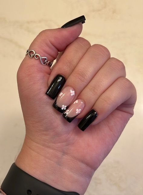 Black French Tip With Pink Flowers, Black French Tip With Butterfly, Prom Nail Ideas Black, Short Square Black French Tip Nails Designs, Black Nail Designs With Flowers, Black Nails With Flower Design, Black French Tips Nails, Black Nails With Flowers, Black Nail Tips