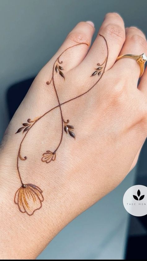 Simple But Cute Henna Designs, Hand Art Tattoo Ideas, Cool Mehandi Designs, Simple Mehendi Design Back Hand, Henna Simple Designs Hands, Cute Henna Tattoo Ideas, Easy Hena Desain Front Hand, Henna Designs Leaves, Henna Cute Designs