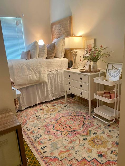 College Dorm Room Inspiration, College Bedroom Apartment, Dream Dorm Room, Cozy Dorm Room, Dorm Room Styles, Dorm Inspiration, College Dorm Room Decor, Dorm Room Designs, College Apartment Decor