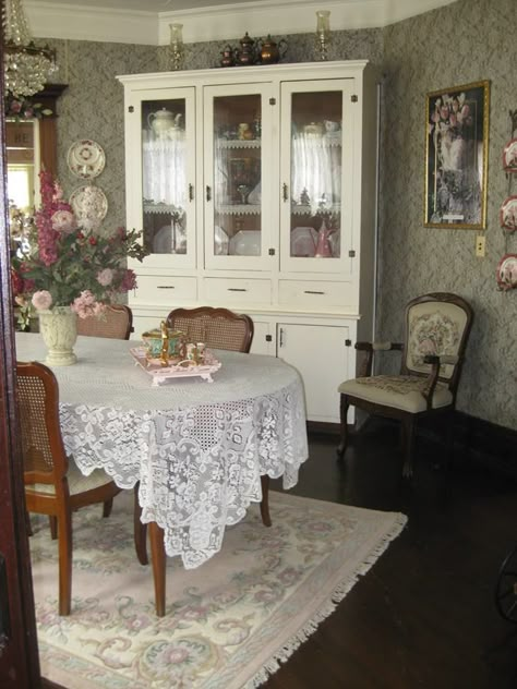 Traditional Shabby Rooms Decoration, Chic Dining Room, Shabby Chic Dining, Cottage Aesthetic, Shabby Chic Interiors, Casa Vintage, Cottage Interiors, Shabby Chic Kitchen, Chic Kitchen