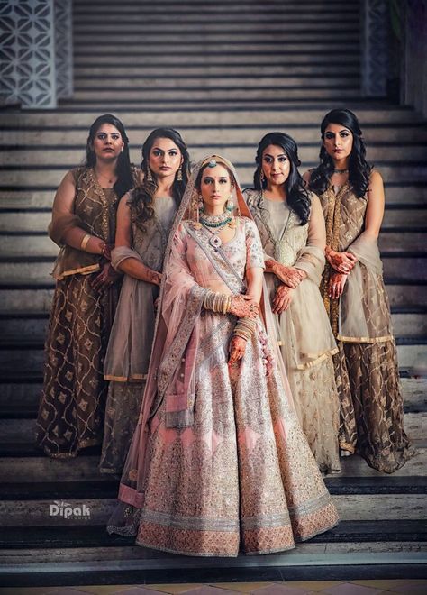 Bridesmaid Outfit Ideas, Makeup Look Ideas, Wedding Group Photos, Bridesmaid Poses, Ideas For Weddings, Bridesmaid Pictures, Sassy Chic, Jewelry Ad, Bride Friend