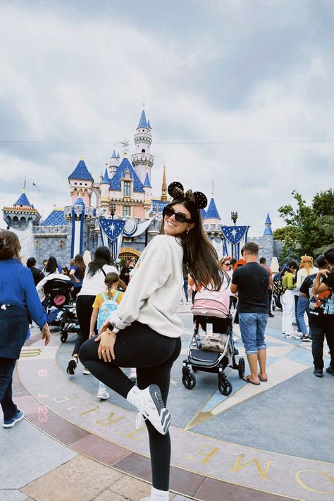 Cute Disneyland Outfits Winter, Winter Disneyland Outfits Women, Hk Disneyland Outfit, February Disney Outfits, Orlando Outfits Winter, Disney Paris Outfits Winter, Disneyland Fits Winter, Disneyland Outfits February, Disney Outfits January