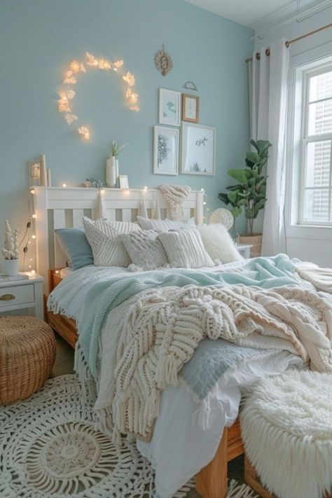 Bedroom Calm Aesthetic, Room Inspo Cozy Aesthetic, Room Inspo Blue Walls, Soft Blue Room, Sky Blue Room Ideas Bedroom, Room Themes Aesthetic, Soft Blue Bedroom Ideas, Light Blue Room Ideas, Cozy Blue Room