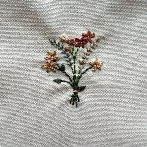 Small Bag Embroidery Ideas, Sweet Pea Flower Embroidery, Dainty Flower Embroidery, Embroidered Small Flowers, Cute Simple Embroidery Designs, Small Flower Embroidery Patterns, Embroidery Pocket Design, Uniqlo Bag Embroidery, Embroidered Flower Bouquet