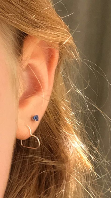 Aesthetic Second Piercing, Second Piercing Earrings Silver, Second Piercings Ear, One Ear Piercing Ideas, Two Ear Pearcing Ideas, Second Peircing Ideas, 2 Ear Piercings Aesthetic, Second Earings Piercings, Cute Second Piercing Ideas