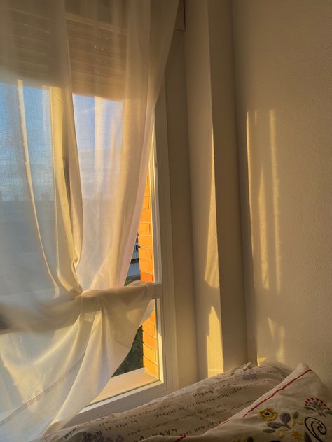 Pretty Sunrise Aesthetic, Early Rising Aesthetic, Light Sunrise Aesthetic, Aesthetic Morning Pics, Chill Morning Aesthetic, Happy Morning Aesthetic, Morning Room Aesthetic, Aesthetic Window Wallpaper, Morning Sunrise Aesthetic Window