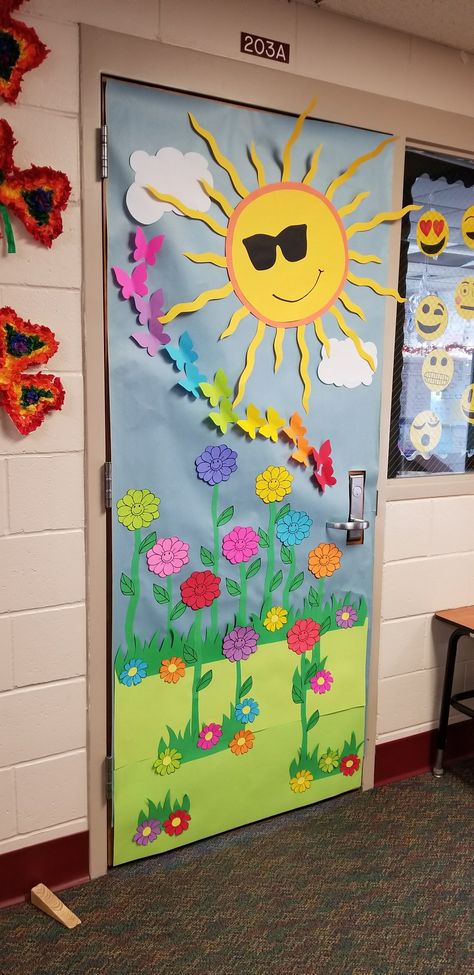 Preschool Door Decorations, Spring Classroom Door, Class Door Decorations, Spring Door Decoration, Christmas Classroom Door, School Door Decorations, Kindergarten Classroom Decor, Spring Classroom, Preschool Classroom Decor