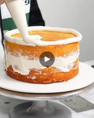 How To Frost A Cake - A Beginner's Guide | How to FROST a CAKE like a PRO | Fast & Easy
.
.
.
.
.
#cakeart #cakelover #cakedesign #cakestagram #cakedecorator #cakedecorating #cakesofinstagram... | By Everything Just BakedFacebook Easy Way To Ice A Cake, How To Frost Cake With Canned Frosting, How To Ice A Cake, How To Ice A Cake For Beginners, How To Frost A Cake, Wedding Cake Displays, Frost A Cake, Cake Displays, Wedding Cake Display