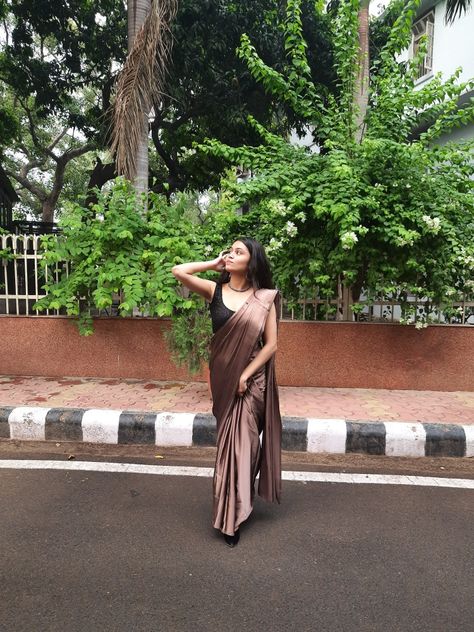 Brown Satin Saree, Farewell Saree, Brown Saree, Saree Pose, Farewell Sarees, Sleeveless Blouse Designs, Simple Saree Designs, Fancy Sarees Party Wear, Saree Poses