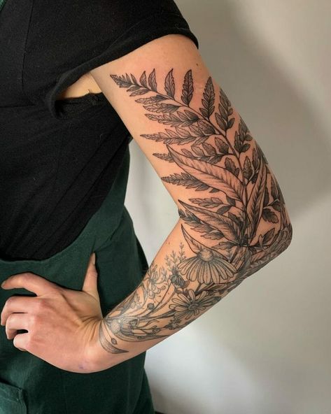 Natur Tattoo Arm, Botanisches Tattoo, Earthy Tattoos, Nature Tattoo Sleeve, Fern Tattoo, Reaper Tattoo, Vine Tattoos, Floral Tattoo Sleeve, Plant Tattoo