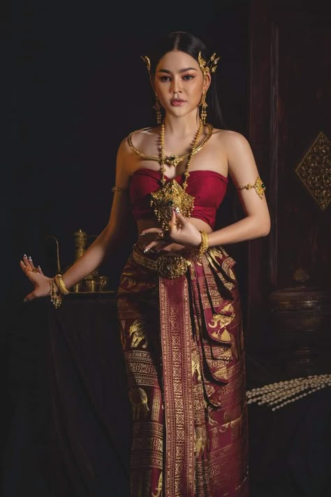 Cambodian Traditional Dress, Traditional Cambodian Dress, Thai Outfits Traditional, Filipino Culture Traditional Dresses, Thai Clothes Traditional, Southeast Asian Clothing, Cambodian Traditional Clothing, Print Maxi Dress Outfit, Cambodia Outfit