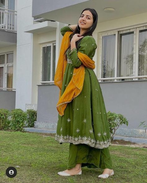 Mehendi Colour Dress Combination, Frock Suit Colour Combination, Mehndi Colour Suit Combination, Mehndi Color Suit, Latest Colour Combinations In Suits, Mehndi Colour Suit Design, Frock Style Suit, Green Colour Dress, Shadi Season