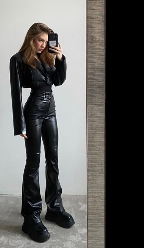 Bikercore Outfit, Black Leather Pants, Looks Black, Looks Street Style, Mode Inspo, Leather Outfit, Catsuit, Outfits Casuales, Black Outfit