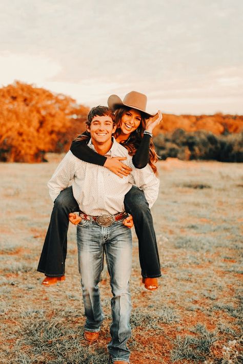 Country Couple Photoshoot, Country Couple Photos, Western Engagement Pictures, Western Couple Photoshoot, Western Engagement Photos, Western Photo Shoots, Country Couple Pictures, Couple Photoshoot Ideas, Fall Couple Photos