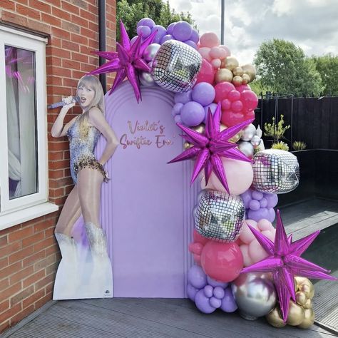 Taylor Swift Cumpleaños, Taylor Swift Balloon Arch, Swiftie Sleepover, Backyard Movie Night Party, Swiftie Party, Taylor Swift Cake, Slumber Party Birthday, Taylor Swift Birthday Party Ideas, Swift Party