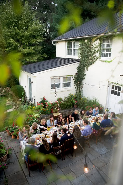 Dinner Party Outside Backyards, Cottage Dinner Party, Outdoor Dinner Party Outfit, Outside Dinner Party Backyards, Al Fresco Dinner Party, Garden Dinner Party, Dinner Party With Friends, Backyard Party Ideas, Backyard Dinner