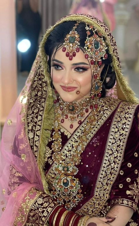 Pakistani Makeup Looks, Pakistani Makeup, Bridal Makeup Videos, Make Up Gold, Muslim Bridal, Light Makeup Looks, Pakistani Bridal Makeup, Bridal Makeup Images, Indian Bridal Photos