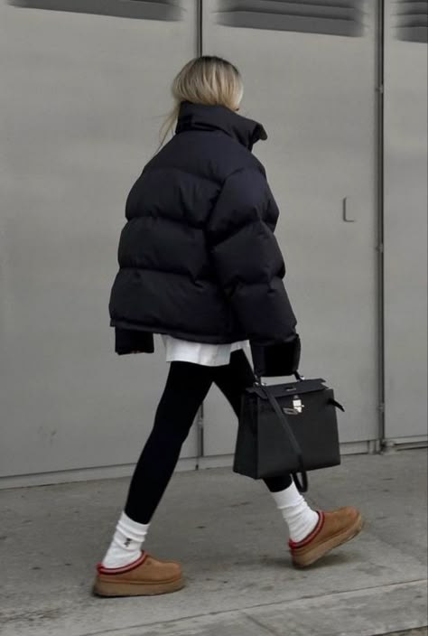 Oversized Puffer Jacket Outfit, Puffer Jacket Outfit Women, Black Puffer Jacket Outfit, Puffer Jacket Outfits, Puffer Coat Outfit, Parka Outfit, Puffer Outfit, Fits Winter, Winter Jacket Outfits