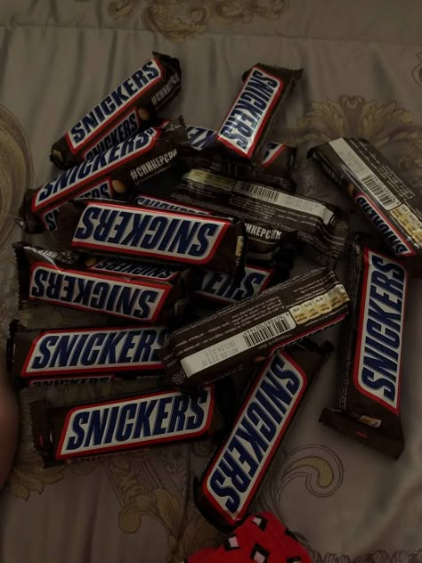 Snickers Chocolate Aesthetic, Black Snacks, Snacks Chocolate, Chocolate Videos, Snickers Chocolate, Yummy Ice Cream, Junk Food Snacks, Girl Dinner, Food Is Fuel