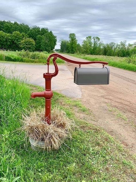 Water pump mailbox Mailbox Landscaping Ideas, Farmhouse Mailboxes, Country Mailbox, Mail Box Ideas, Rustic Mailboxes, Cool Mailboxes, Farm Landscaping, Mailbox Stand, Rural Mailbox