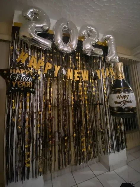 Party Backdrop Ideas, New Years Eve Birthday Party, New Years Eve House Party, New Year's Eve Backdrop, New Year's Eve Party Themes, Nye Party Decorations, Deco Cinema, New Years Eve Party Ideas Decorations, New Year's Eve Activities