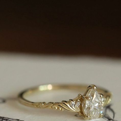 TED&MAG Jewelry on Instagram: "Leaves, vines, and dewdrops✨ New piece will be updated soon!          #ring #goldring #solitaire #diamondring #engagementring #proposal #wedding #jewelry #handmade #custommade #tedandmag" Dainty Engagement Ring Vintage White Gold, Engagement Rings For Me, Wedding Rings With Flowers, Aurora Engagement Ring, Vintage Proposal Ring, Antique Pear Engagement Ring, Rings Engagement Dainty, Engagement Rings Old Fashioned, Vintage Rings Engagement Simple