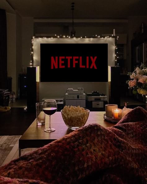 Netflix Time, Film Netflix, Christmas Aesthetic Wallpaper, Cute Date Ideas, The Last Kingdom, Movie Marathon, Reality Shows, Netflix And Chill, A Glass Of Wine