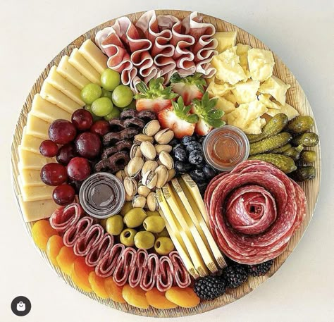 Salami Rose, Charcuterie Board Meats, Palm Leaf Plates, Grazing Board, Crockpot Healthy, Party Food Buffet, Catering Ideas Food, Bamboo Plates, Charcuterie Platter