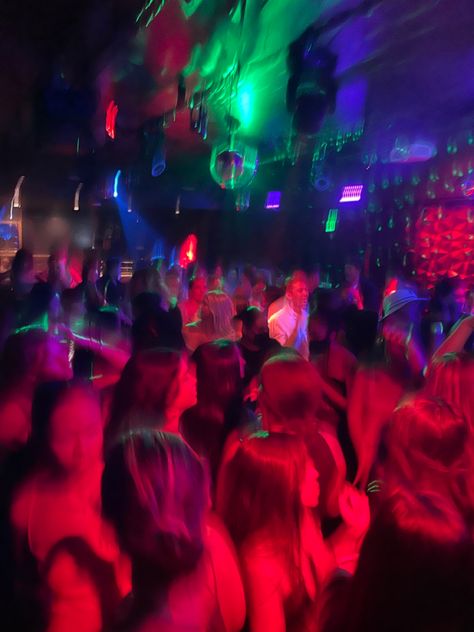 Huge Party Aesthetic, Party Night Club Aesthetic Friends Group, People Partying Aesthetic, Party Bar Aesthetic, Dancing In Club Aesthetic, Lit Aesthetic Party, Aesthetic Soiree, Small House Party Aesthetic, Club Asthetics Night