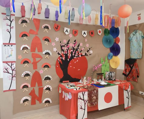 International day / cultural day decorations. Cultural Day At School Ideas, Japan For Kids, Japan Decor, Japanese Party, Asian Crafts, Corporate Event Design, Chinese New Year Crafts, Japan Crafts, World Thinking Day