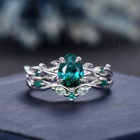 Green Emerald Engagement Ring, Emerald Engagement Ring Green, Emerald Engagement Ring Set, Agate Wedding, Cute Engagement Rings, Future Engagement Rings, Magical Jewelry, Dream Engagement Rings, Emerald Engagement