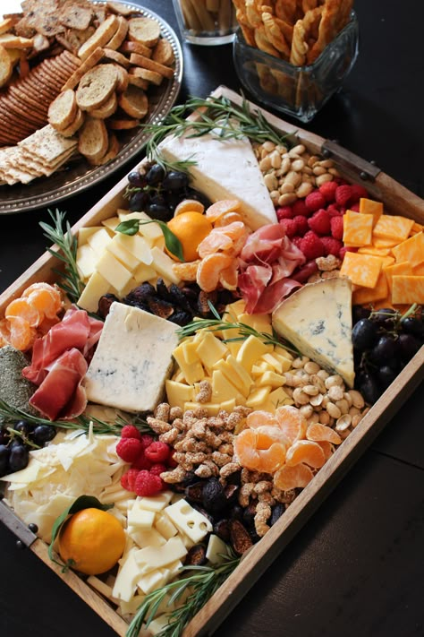 Look at this amazing rustic cheese and fruit tray... Cheese And Fruit Tray, Beverage Bars, Dinner Design, Cheese And Fruit, Thanksgiving 2024, Recipes Fish, God Mat, Snacks Für Party, Wine And Cheese