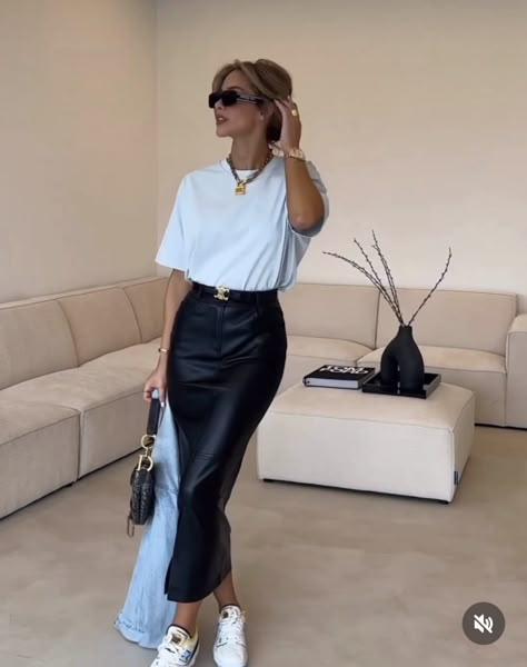 Elegant Summer Outfits 2024, Leather Skirt Long Outfit, Hot And Minimalist Outfit, Long Leather Skirt Outfit Party Night, How To Style A Long Leather Skirt, Black Denim Skirt Outfit Ideas, Semi Casual Dinner Outfit, Leather Skirt Outfit Long, Black Long Leather Skirt Outfit