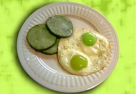 Dr. Seuss Green Eggs and Ham for St. Patrick's Day Green Eggs And Ham Recipe, Breakfast Pie, Big Green Egg Recipes, Ham Breakfast, Book Themed Party, Dr Seuss Crafts, Green Egg Recipes, Wacky Wednesday, Seuss Crafts