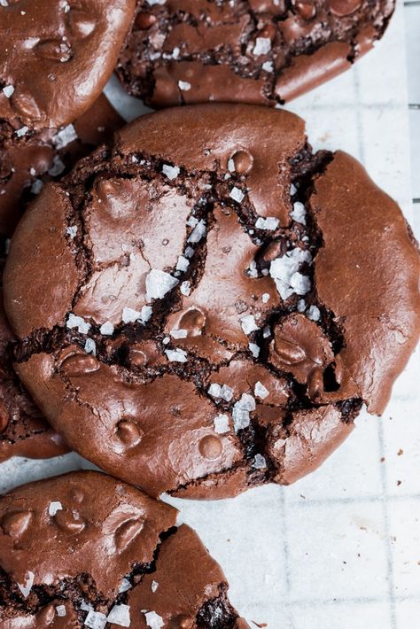 These flourless chocolate cookies are super chocolaty, gluten-free, and they have a crackly exterior with a soft and chewy texture. Add flaked sea salt- and we arrive at perfection! Flowerless Cookies, Gluten Free Chocolate Cookies, Flourless Chocolate Cookies, Flourless Cookies, Chewy Chocolate Cookies, Biscotti Recipe, Chocolate Cookie Recipes, Salted Chocolate, Flourless Chocolate