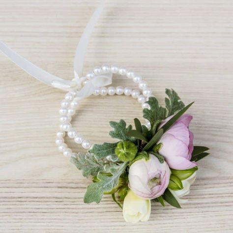 Make Your Own Corsage, Diy Corsage Wristlet Simple, Easy Corsage Diy Simple, Make A Corsage Wristlets, How To Make A Wrist Corsage Bracelet, Artificial Flower Corsage Diy, Coursage Diy How To Make A, Making Corsages Diy, Diy Corsage Wristlet Fake Flowers