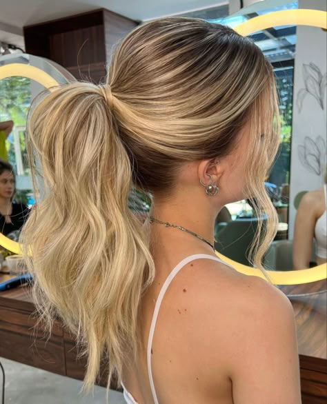 Radiate bridal beachy waves beauty with this effortless casual ponytail hairstyle, thoughtfully created by @calitamarques. 🌊💍 Explore more bridal hair inspiration, carefree elegance, and breezy looks on our Pinterest. Join us in crafting your perfect wedding day style. 👰✨ #BridalBeachyWaves #CasualBridalLook #BridalHairInspo #CreditToCalitaMarques Prom Up Do Ponytail, Ball Hairstyles Ponytail, Prom Hairstyle Blonde, Cute Hoco Hairstyles Ponytail, Up Hair Styles For Homecoming, Grad Hair Ponytail, Loose Curled Ponytail, High Ponytail Hairstyles Wedding Guest, Simple Homecoming Hair Ponytail