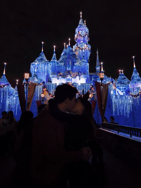 Disneyland Castle Couple Pictures, Disney Park Couple, Disney Relationships Couples, Disneyland Cute Pictures, Family At Disneyland, Cute Couple Pics Disney, Disney Couple Goals, Disney Couples Trip, Couple Pics At Disney World