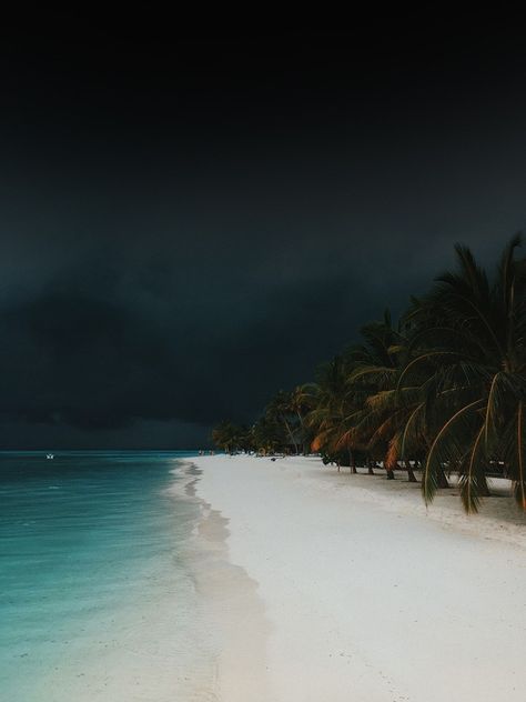 Dark Clouds, Jolie Photo, Beach Aesthetic, Nature Aesthetic, Oahu, Dark Aesthetic, Beautiful World, At Night, The Sky