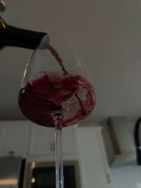 Drink Wine Aesthetic, Red Drink Aesthetic, Glass Of Wine Aesthetic, Drinking Wine Aesthetic, Red Wine Aesthetic, Cardan Greenbriar, Wine Photography, Alcohol Aesthetic, Wine Night