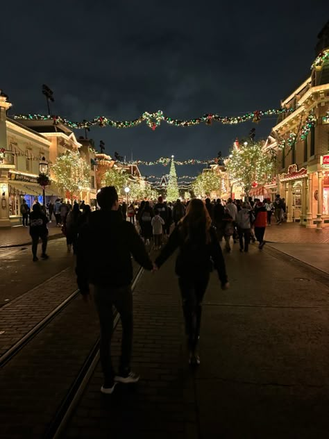 Cute Couple Pics Disney, Simple Date Aesthetic, Disney Trip With Boyfriend, Disney Date Aesthetic, Disney World Couple Aesthetic, Disney World Couple Photos, Disney Date Night Ideas, Disneyland Date Aesthetic, Disneyland With Boyfriend