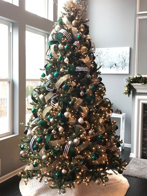 Green Christmas Decorations, Green Christmas Tree Decorations, Christmas Tree Decorating Ideas, White Christmas Tree Ideas, Tree Decorating Ideas, Diy Christmas Tree Topper, Christmas Tree Decorating, Christmas Tree Decorating Themes, Flocked Christmas Trees Decorated