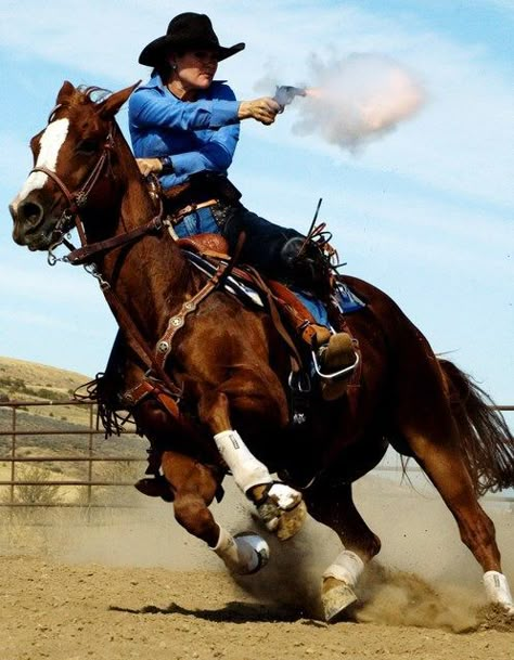 How To Ride A Horse, Mounted Shooting, Cowboy Action Shooting, Ride A Horse, Reining Horses, Galloping Horse, Horse Western, Wilde Westen, Cowgirl And Horse