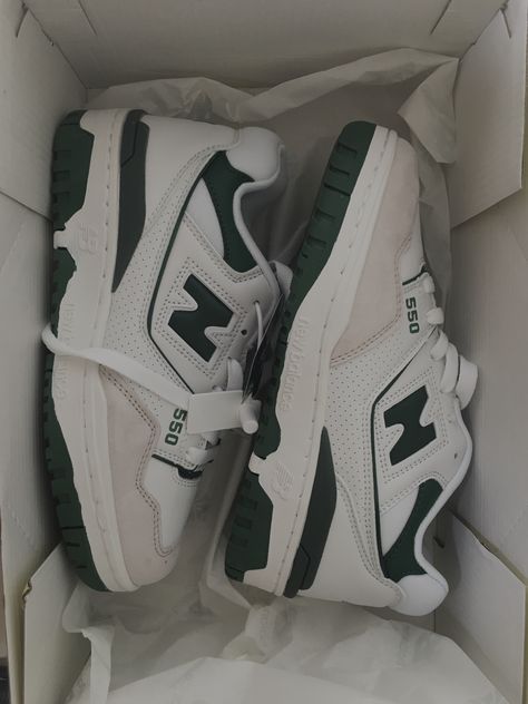 New Balance Shoes 550, New Balance 550 Green, Sneakers Smart Casual, New Blance Shoes, Green New Balance, Varsity Tees, New Balance Outfit, Balance 550, Trendy Shoes Sneakers