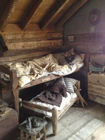 Primitive Bedroom, Primitive Homes, Primitive Furniture, Cabin Interiors, Cabin Living, Primitive Home, Cabin Life, Cabins And Cottages, Primitive Decor