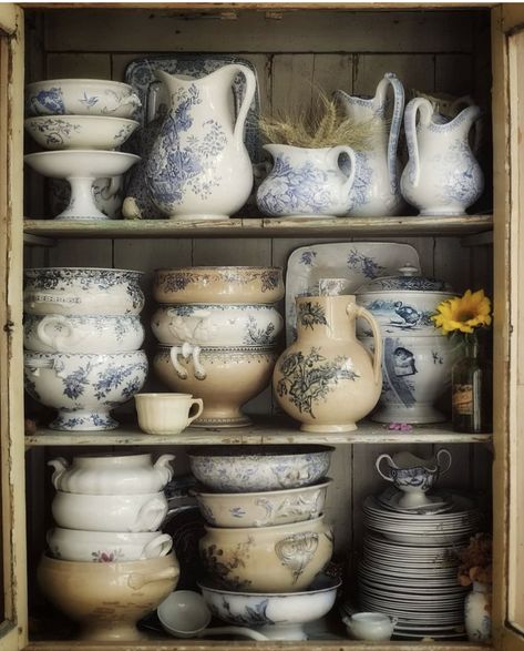 Shelves Inspiration, Vintage Transferware, Victoria Magazine, Vintage Crockery, Casa Country, Ivy House, Blue White Decor, Brown Transferware, Antique Dishes